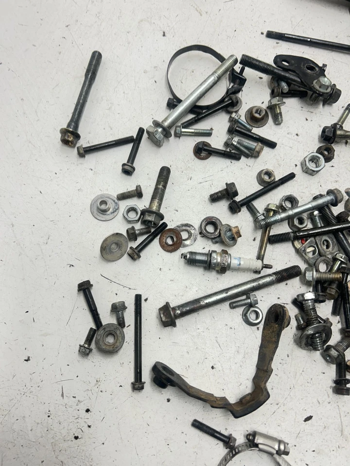 85 1985 Honda XR350R Xr 350 r OEM LOTE PERNO HERRAJES MONTAJE SOPORTE CLAVIJA CORREA Foto 3 de 4