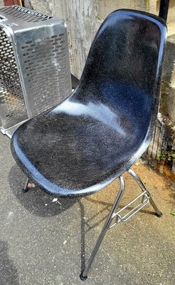 Ray & Charles Eames, Plastic Sidechair DSS, 1970, Sitzschale Fiberglas schwarz
