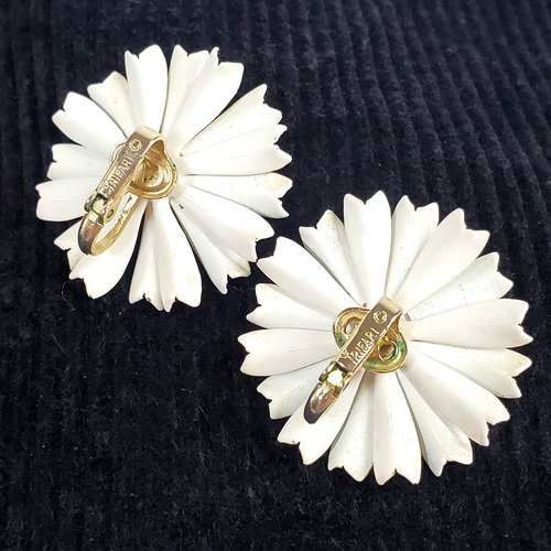 Vtg Crown Trifari White & Yellow Daisy Flower Enamel Mod Retro Earrings - READ - Picture 2 of 12