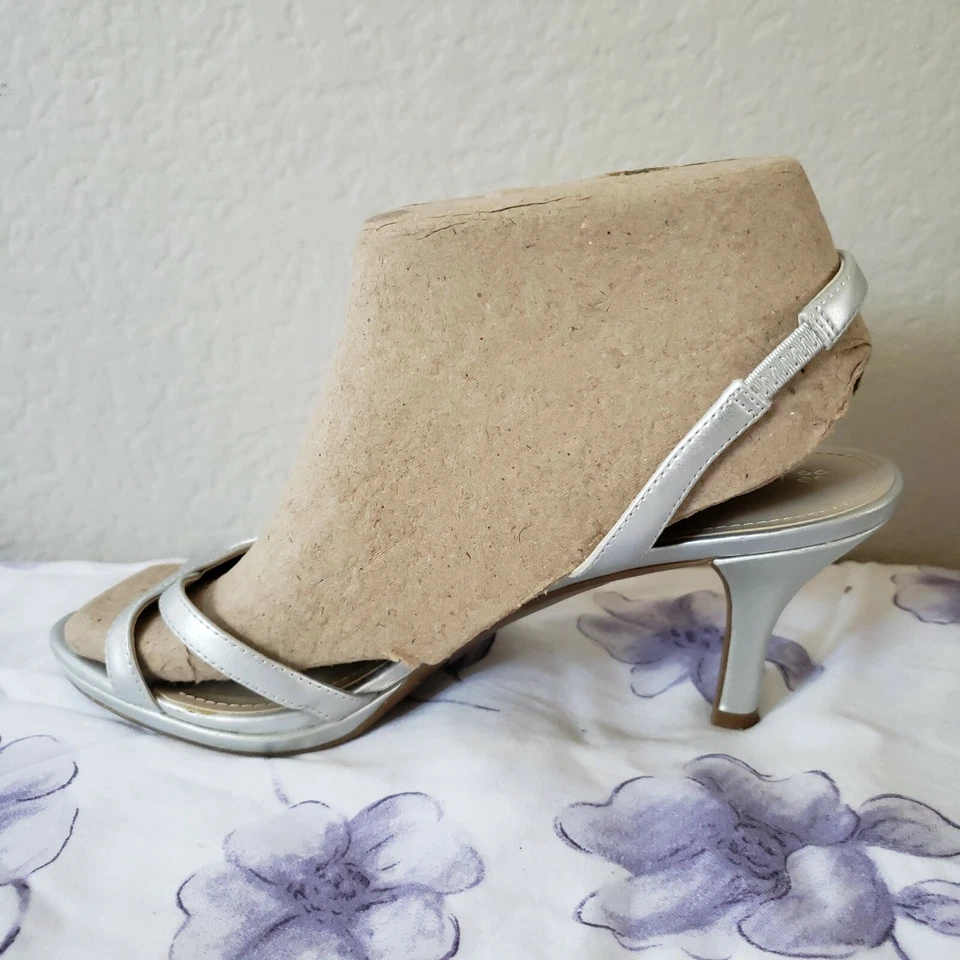 Naturalizer Silver Heeled Sandals Size 7.5 W - Image 3 of 4