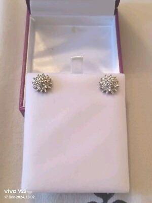 Elegante, schöne Ohrstecker 9kt gepunzt Y-Gold mit Diamant. 3,73gramm