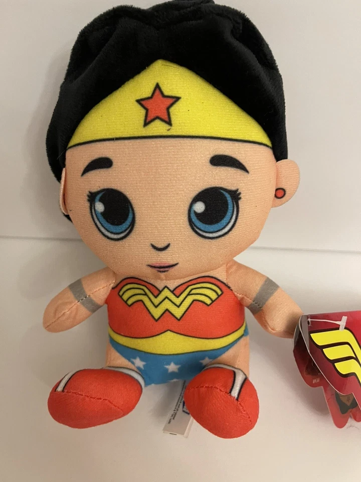 NUEVO CON ETIQUETAS Liga de la Justicia DC Comics Juguete Fábrica Mujer Maravilla 7" Muñeca de Peluche Sentada. Foto 2 de 4