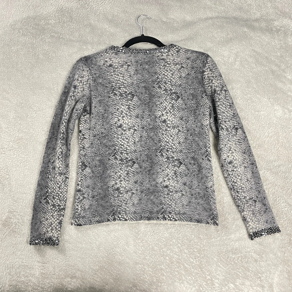 Top Neiman Marcus 100 % cachemir para mujer M gris piel de serpiente lentejuelas ribete mafia esposa Foto 2 de 4