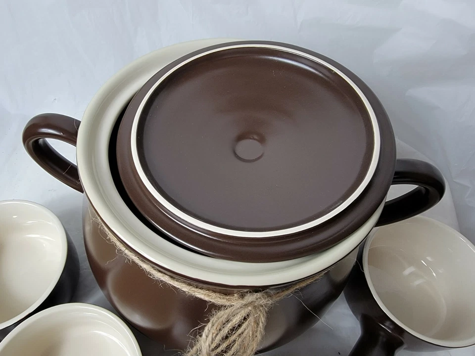 Olla de chile PARINI marrón y crema de cerámica de 5 cuartos de galón con tapa segura para horno con 4 tazones Foto 3 de 4