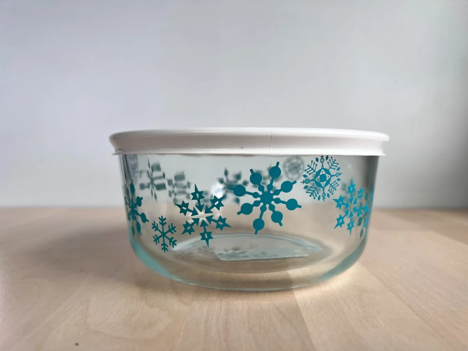 Pyrex Glass 1qt 4 cup Storage Bowl 7201 Holiday Turquoise Snowflakes White Lid - Image 2 of 4