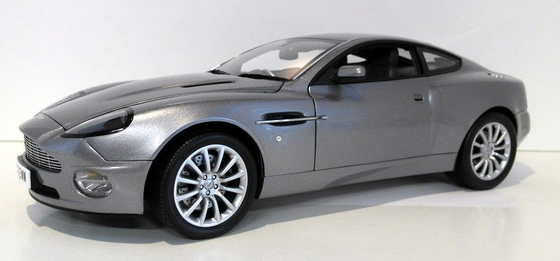 京商 Aston Martin V12 Vanquish 1/12　未使用品 s-l400.jpg