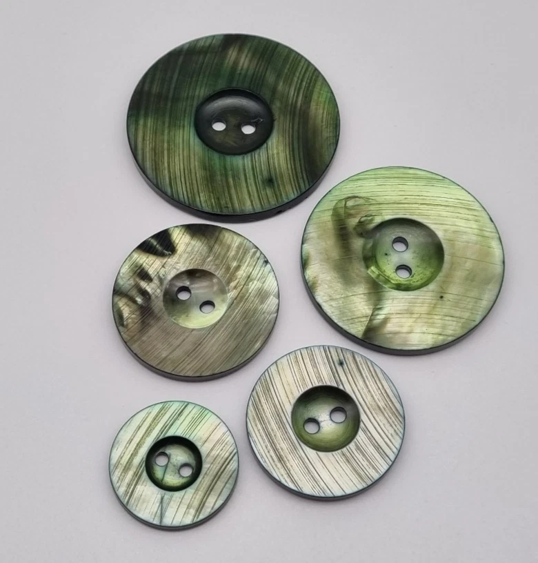 Grüner Perlmutt 2-Loch-Knopf 20-38 mm Ziseliert / Mother-of-Pearl Button MOP E86 - Bild 2 von 2