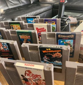 Original Nintendo  1985 NES - 001  (2) Zapper guns (2) gaming joystick (s). 