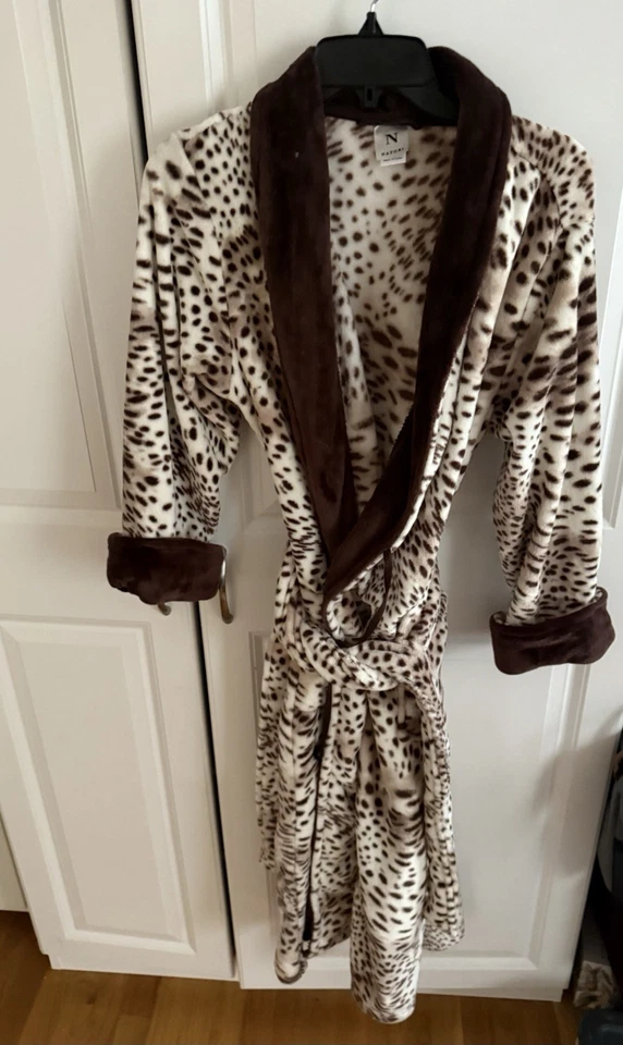 Bata larga cuello chal leopardo de las nieves de felpa cepillada Natori Foto 3 de 4