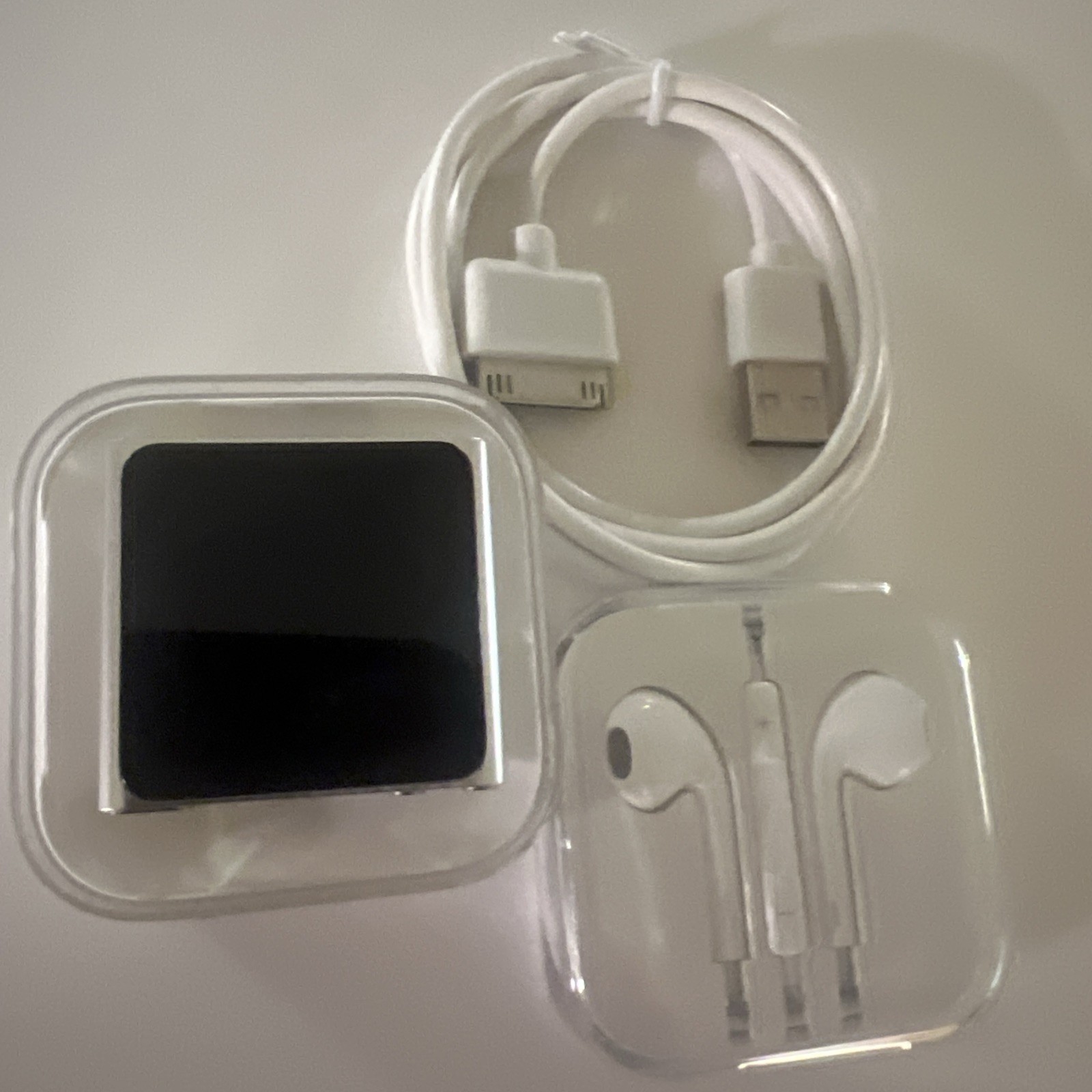 Apple iPod nano 6th Gen Silver 8 GB. NEW BATTERY. NEW SCREEN