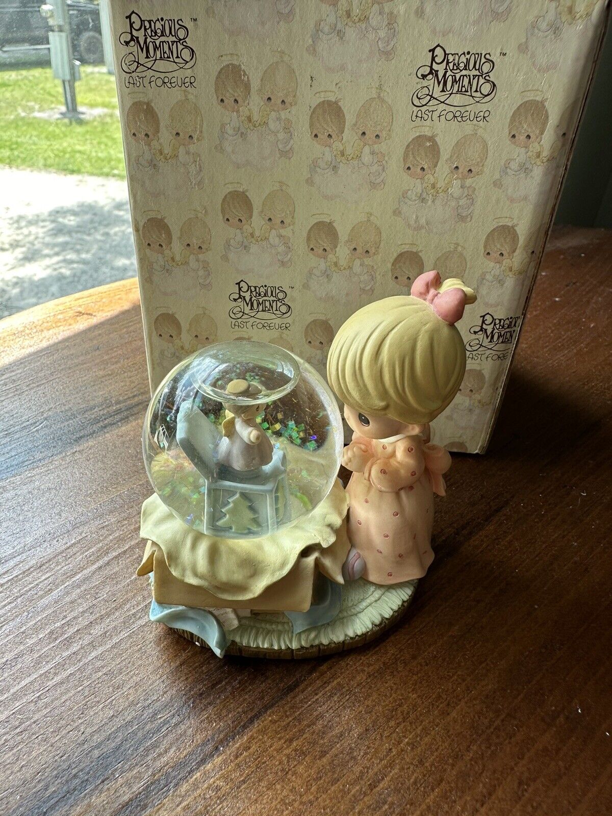 Precious Moments Enesco #465364A Girl With Gift Mini Water Globe New