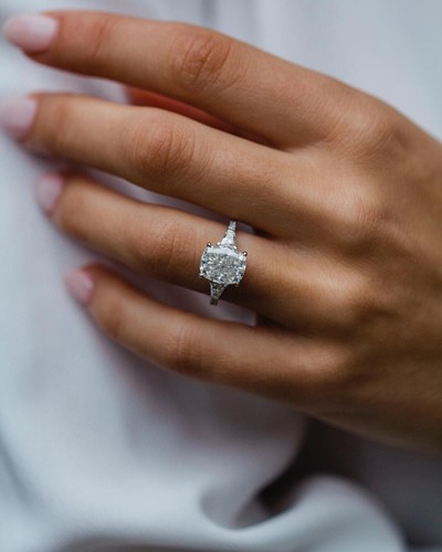 Anillo de aniversario solitario de plata de ley 925 con circonita cúbica simulada corte cojín de 2,3 quilates - Imagen 6 de 8