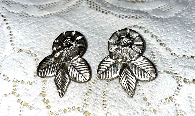 VINTAGE SIGNED EH EIVIND HILLSTAD SILVER TONE FLOWER LEAF CLIP EARRINGS