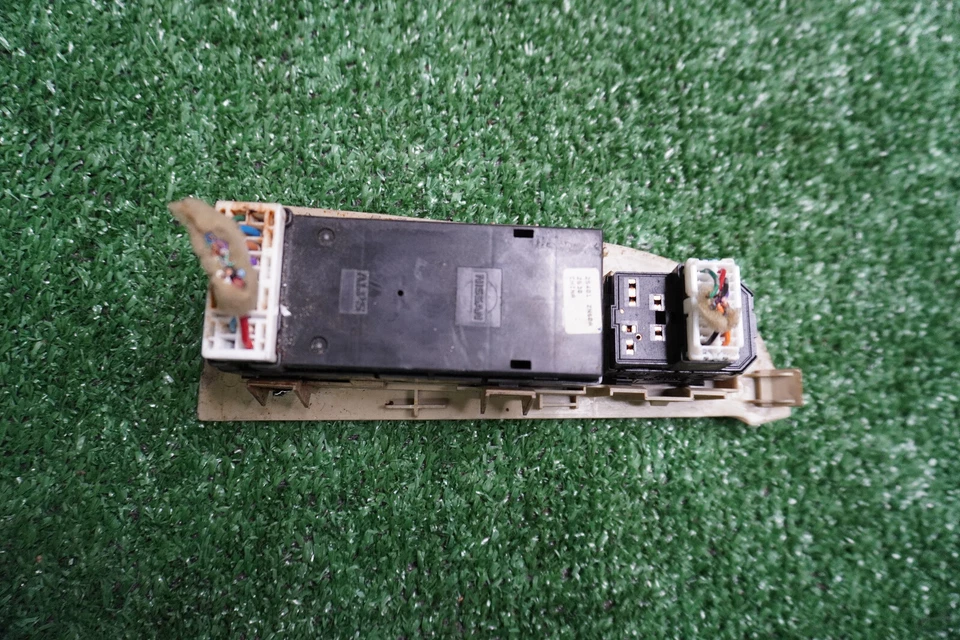 Interruptor de ventana del lado del conductor Nissan Altima 2011 OEM 25401ZN60A Foto 4 de 4