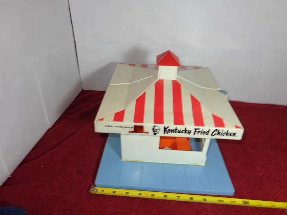 VINTAGE COLONEL SANDERS KENTUCKY FRIED CHICKEN CHILDREN`S PLAY RESTAURANT - L334 - Image 3 of 4