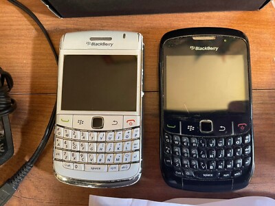 2 X USED BLACKBERRY NOT TESTED PHONES BOLD 9780 & CURVE 8520 BOX