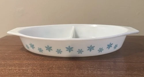 VTG  Pyrex Casserole Dish 1-1/2 Qt Divided Turquoise On White Snowflake No Lid