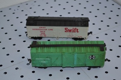 HO Train Lot of 2 Tyco Swift Refrigerator Car & Bachmann Santa Fe Wood Stock Car