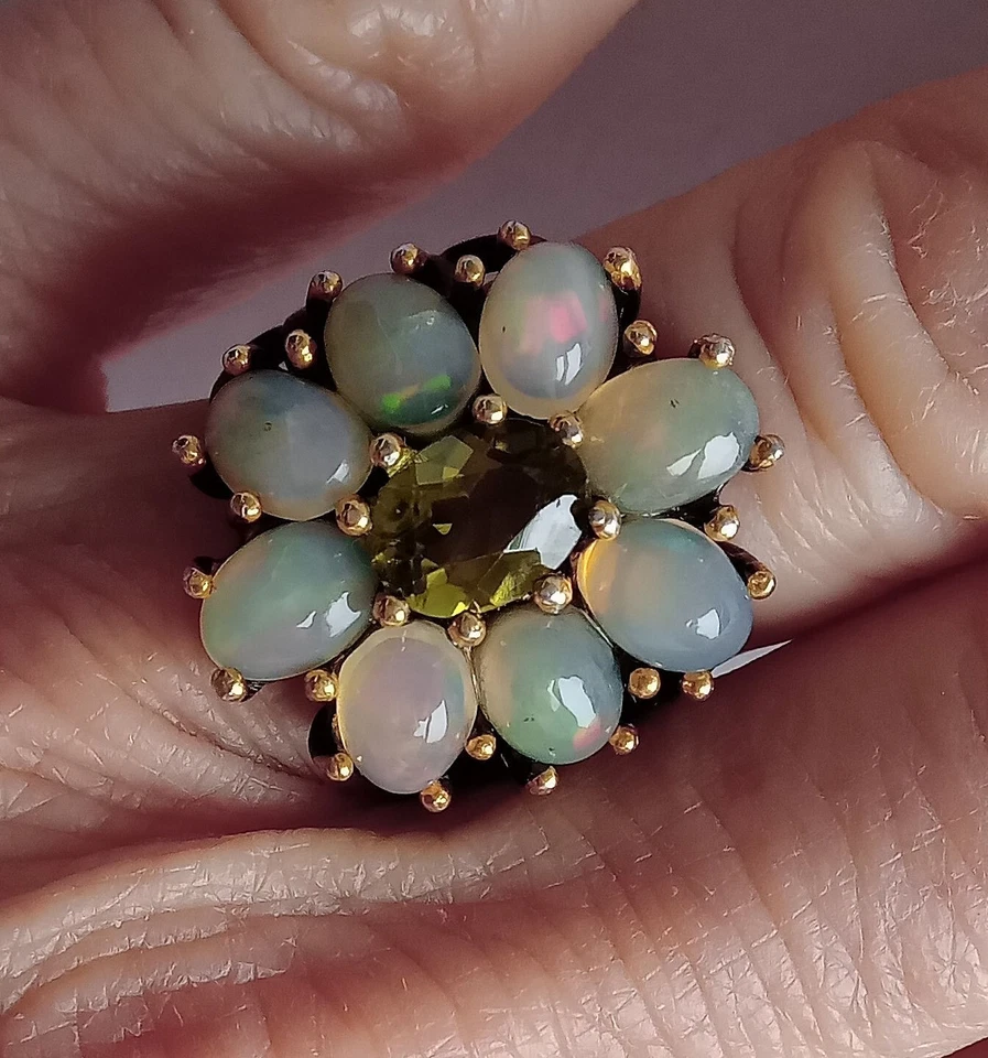 ANELLO IN ARGENTO STERLING 925 BRUNITO CON OPALI DI WELO E PERIDOTI NATURALI - Immagine 2 di 4