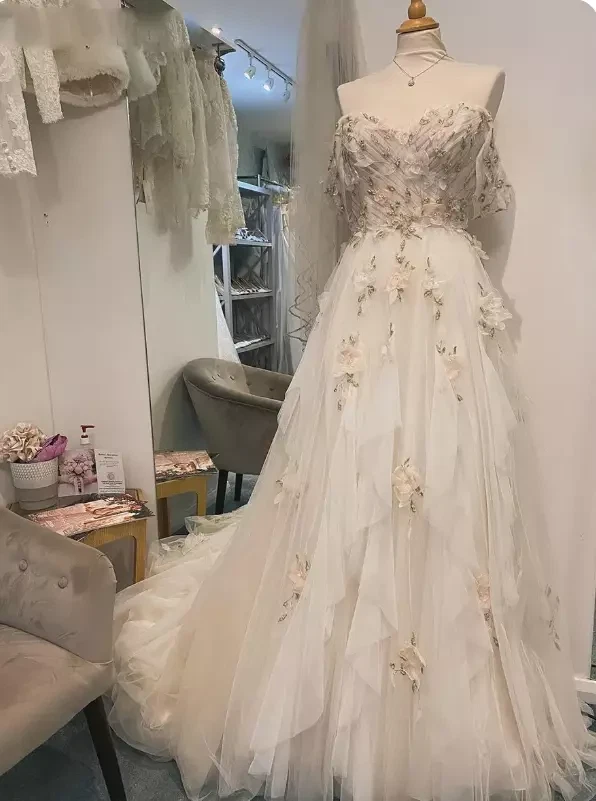 Vestidos de novia boho coloridos florales fuera del hombro con cuentas de encaje Foto 2 de 4