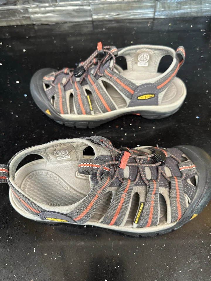 Sandália Keen Newport Hydro Feminina 6 Sapato Aquático Cinza/Coral Excelente Estado Usado Caminhada Caiaque - Imagem 4 de 4