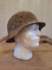 Elmetto tedesco M35 "Stahlhelm" originale WW2 danneggiato.Kurland bunker scavato reliquia
