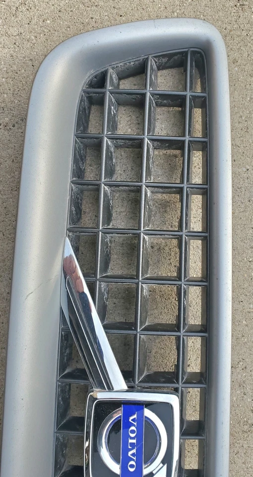 Used S60R V70R Front Upper Grill 8659018 Volvo 04 05 06 07 2004 2005 2006 2007 - Image 4 of 4