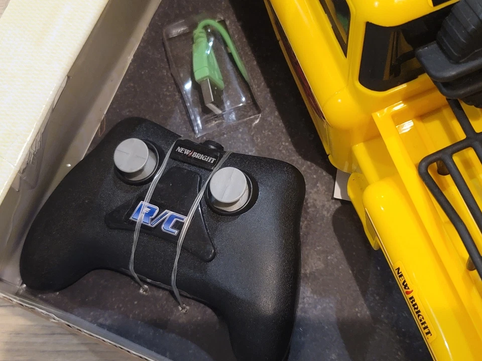 New Bright 1955 Blown Chevrolet Cameo RC Truck NEW OPEN INCOMPLETE BOX - Image 3 of 4