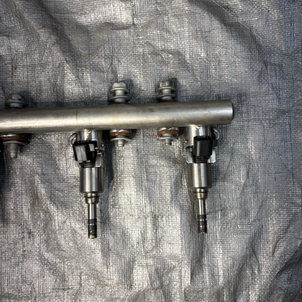 13-19 CADILLAC ATS 15-16 COLORADO 14-15 MALIBU ENGINE FUEL INJECTOR RAIL OEM - Image 2 of 4