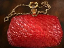 BOLSO CLUTCH RODO ITALIANO, RAFIA ROJO BRILLANTE/NARANJA, BROCHE DORADO + CADENA LARGA, BONITO
