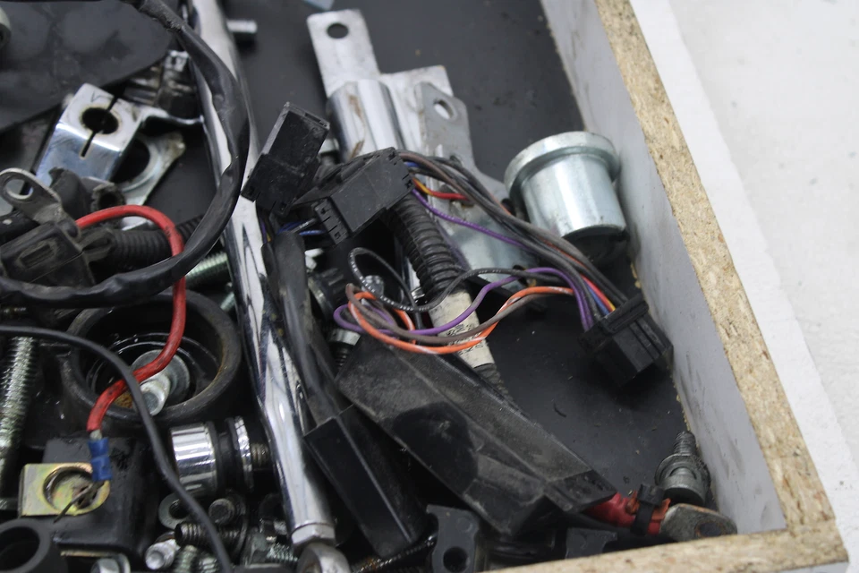 99-06 Harley Davidson Road Glide различные болты крепежные винты кронштейны - Изображение 4 из 4