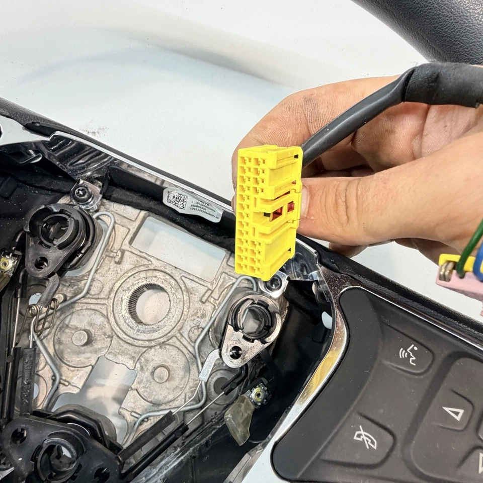 Volante del conductor Chevrolet Malibu 2016-2024 con interruptores de crucero 84934678 OEM Foto 4 de 4