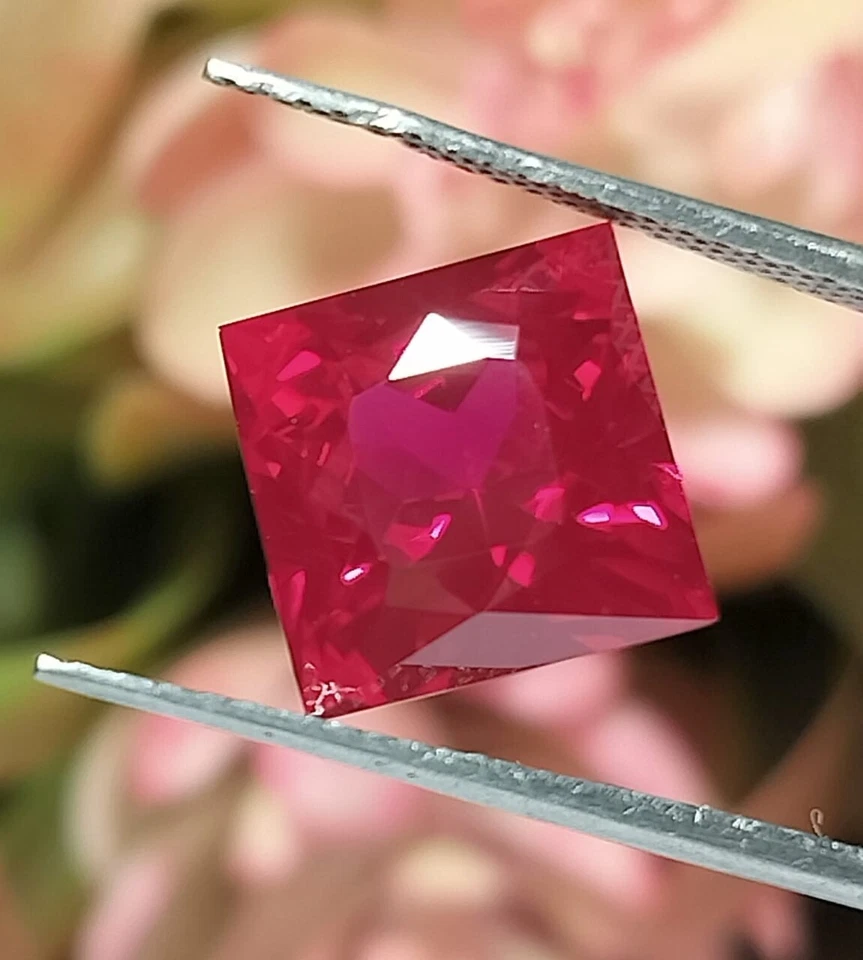 Pigeon Blood Red Corundum Square Shape 10X10X8.00MM Jubilee Cut Loose Gemstone - Image 2 of 4