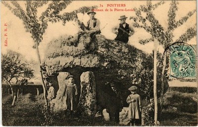 CPA Poitiers - Dolmen de la Pierre-Levée (111706)