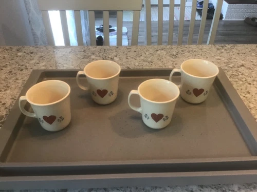 4 VINTAGE CORNING WARE CORELLE HOMETOWN COFFEE/TEA CUPS/MUGS RED HEART HOUSE