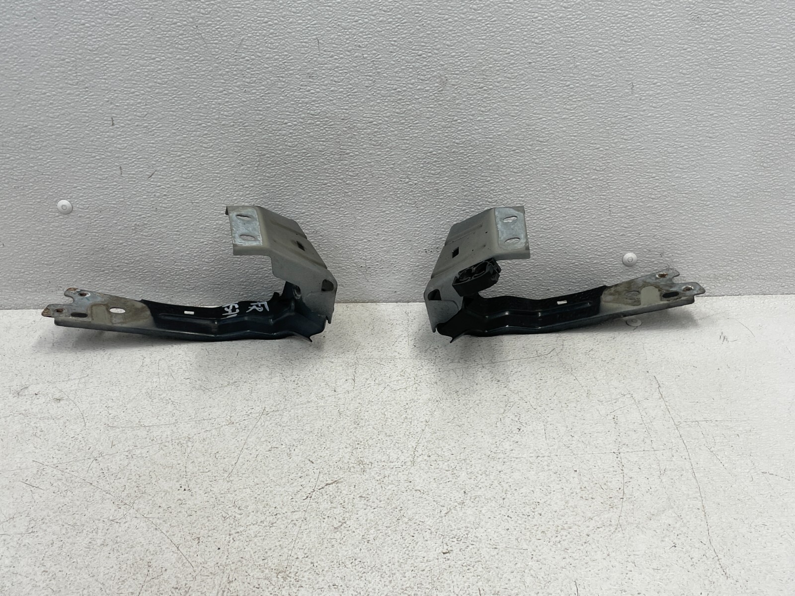 14-17 Maserati Quattroporte GTS Front Left Right Fender Bracket Set 1574 OEM