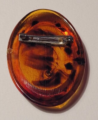 BROCHE BAKÉLITE BEIGE octogonale, peinture miniature d'une élégante