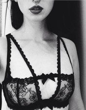 Reggiseno Agent Provocateur 34D slip bretelle cintura nero tatuaggio pizzo ROSA gabbia NUOVO