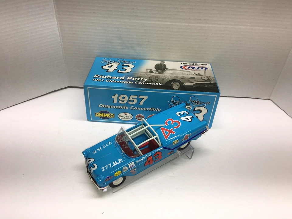 Richard Petty autografiado diecast 1957 #43 Olds convertible 1/24 RC2 Foto 3 de 4