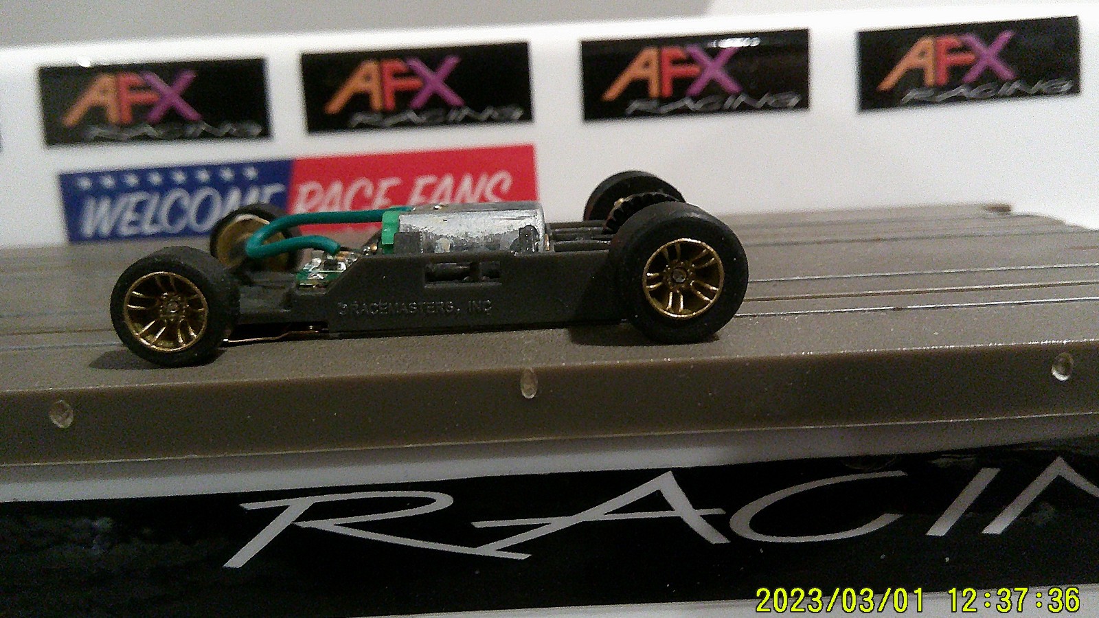 AFX RACING H.O. SCALE MEGA G+ 1.7 NARROW CHASSIS GOLD IN-LINE RIMS GREEN CAM