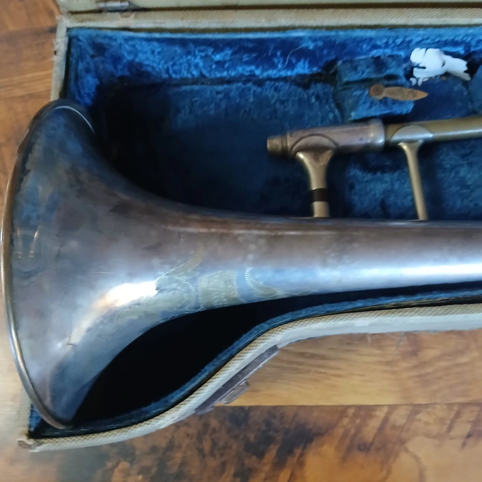 Trombón Grand BUESCHER de colección Elkhart #17720 piezas o reparación con estuche rígido Foto 2 de 4