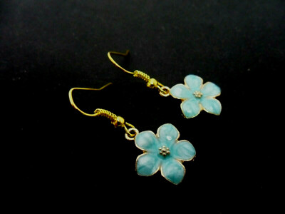EIN PAAR HÜBSCHE BLAUE EMAILLE-OHRRINGE MIT GÄNSEBLÜMCHEN-MOTIV. NEU.
