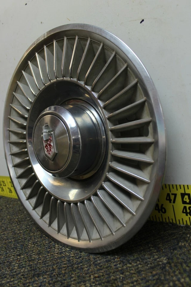 Cubierta de rueda tapacubos única 14" OEM 14023420 1981 Chevrolet Monte Carlo (2245 Foto 2 de 4