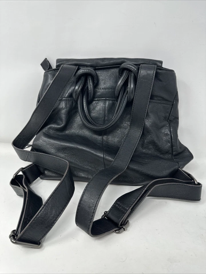 Женская сумка-рюкзак Aimee Kestenberg черная кожа с пряжкой спереди клапан бывшая в употреблении - Изображение 4 из 4