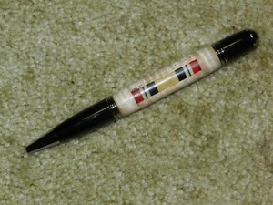 Militaria: IRAQ Campaign Ribbon Twist Pen W Ribbon in Lucite & Curly Maple Body