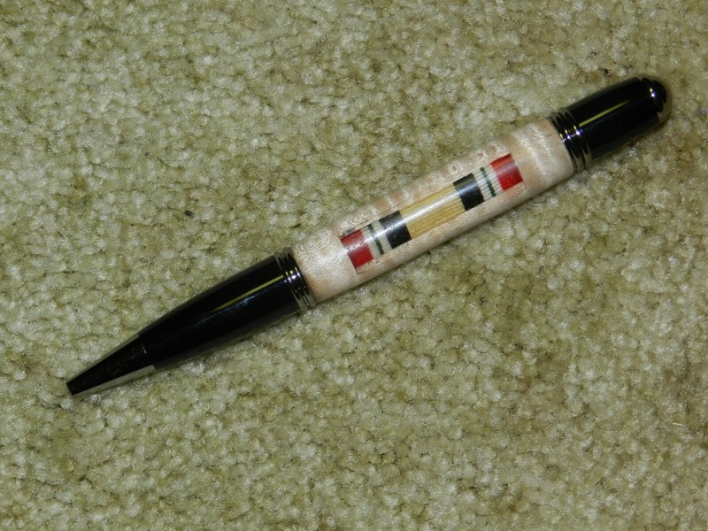 Militaria: IRAQ Campaign Ribbon Twist Pen W Ribbon in Lucite & Curly Maple Body