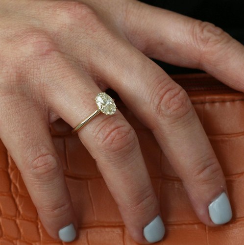 1.5Ct Oval Moissanite Simple Solitaire Engagement Ring 14K Yellow Gold Finish - 第 2/5 張圖片
