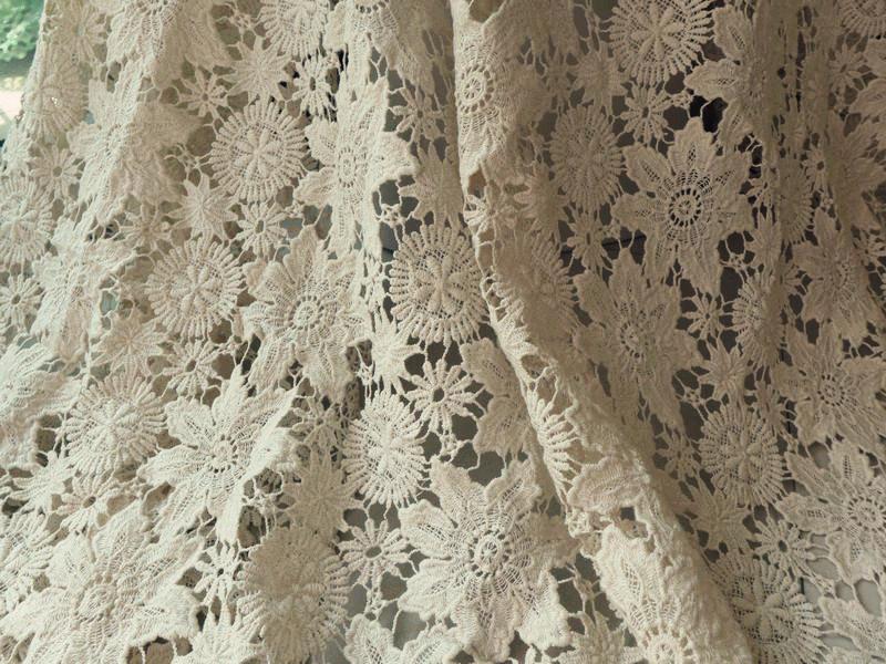 Tela de encaje de guipur floral de algodón vintage beige 2 bordes festoneados 1 yarda