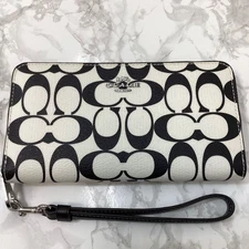 ✨Super beautiful item✨ COACH signature round zipper long wallet CP409 🖤🤍