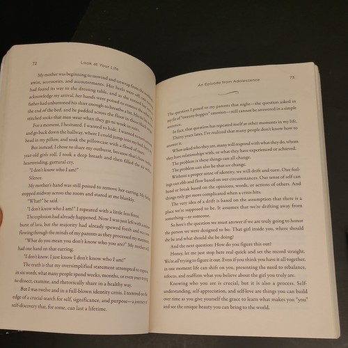 She's Still There Rescuing the Girl in You Chrystal Evans Hurst & Study Guide - Imagen 4 de 7
